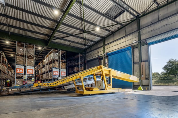 gnoc-3pl-loading-dock-in-warehouse